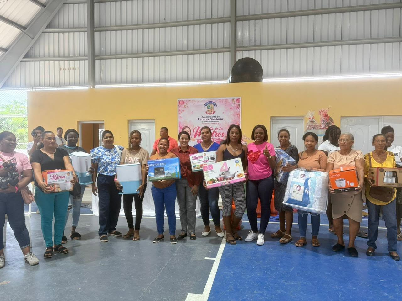 La alcaldesa Santa Valdez y la senadora Aracelis Villanueva celebraron el Día de las Madres en Ramón Santana.